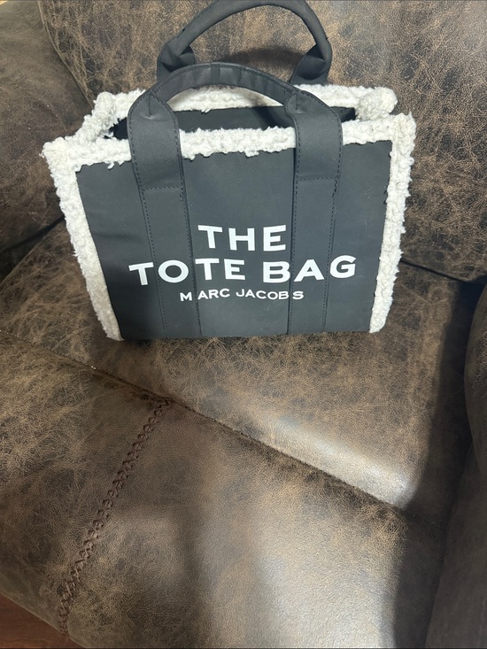 Marc Jacobs Handbags - Marc Jacobs Black Tote Bag with White Sherpa Trim